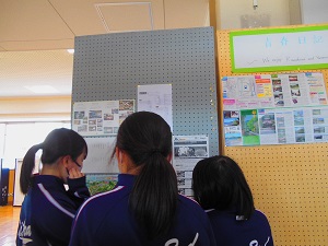 2年生宿泊学習に向けて掲示板を見る三中生