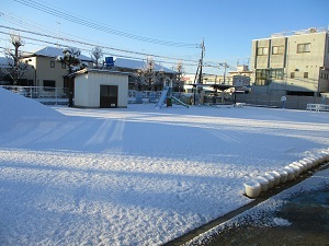雪景色の園庭 (1)