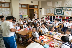 給食の時間に,低学年の教室へ給食委員の児童が紙芝居をみせに来てくれました。