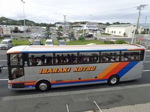 大洗港フェリーターミナルにバスが到着