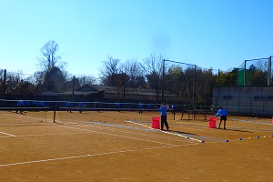 練習に励む女子テニス部員