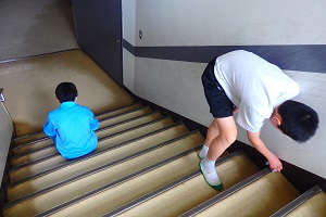 階段掃除をする1年生