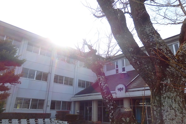 1月5日の校舎と太陽
