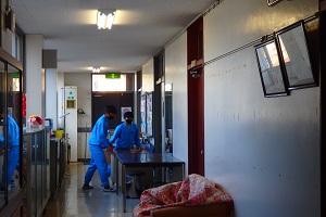 保健室前の掃除を行う生徒