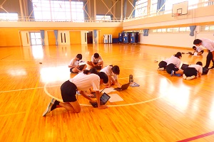 体育の学習に参加する生徒