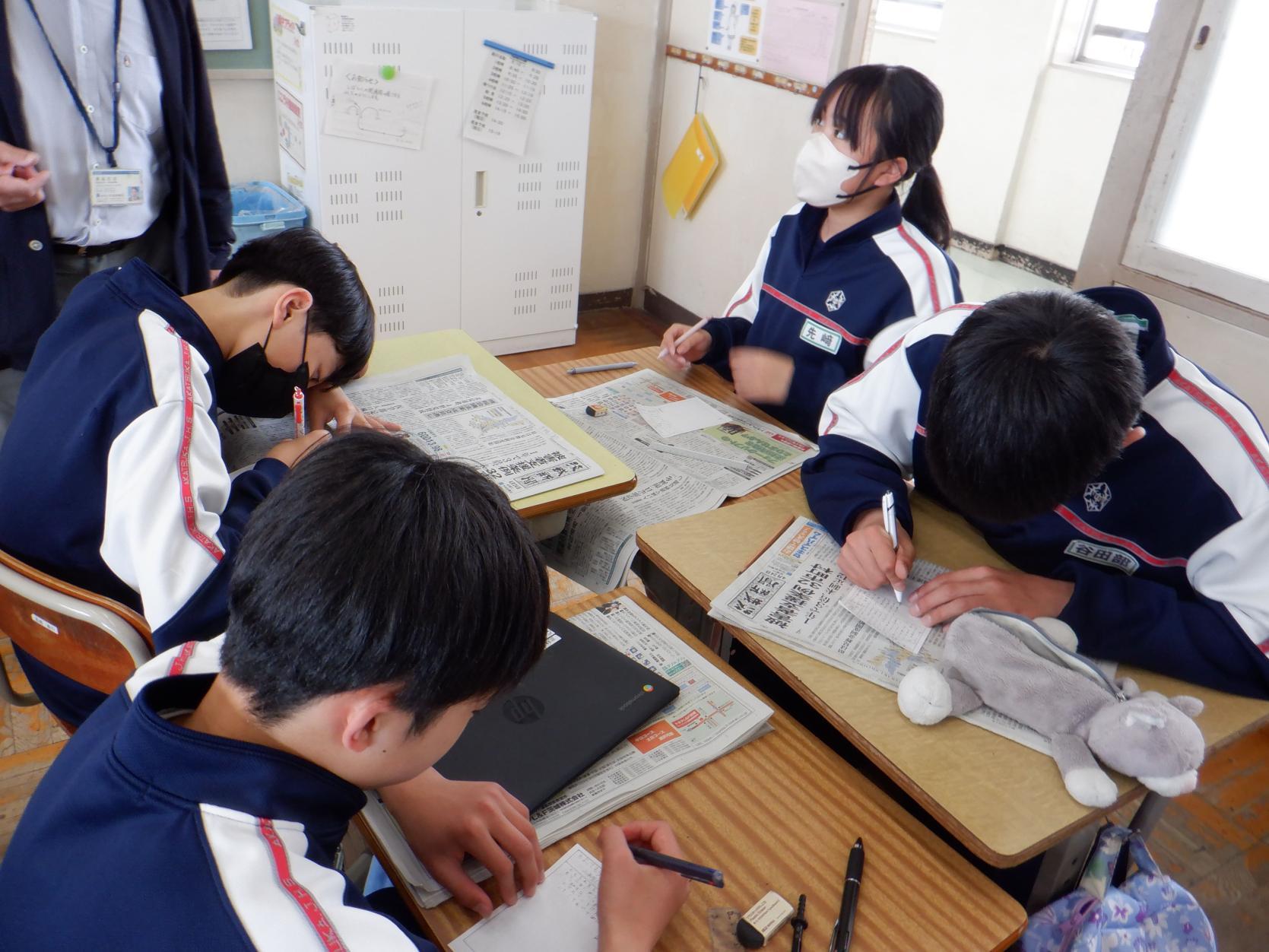 はがき新聞を作成している様子 はがき新聞を作成している様子