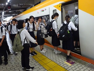 近鉄列車へ乗車 近鉄列車へ乗車