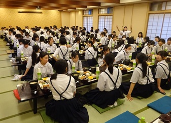 夕食の様子1 夕食の様子1