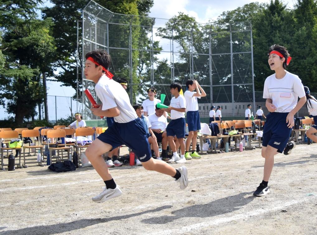 LINE_ALBUM_2学年競技（ボール運ぶの厳しいって、2年クラス対抗リレー）_241020_10