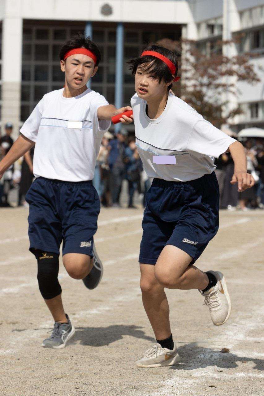 LINE_ALBUM_2学年競技（ボール運ぶの厳しいって、2年クラス対抗リレー）_241020_2