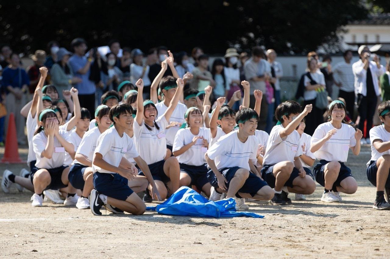 LINE_ALBUM_2学年競技（ボール運ぶの厳しいって、2年クラス対抗リレー）_241020_4