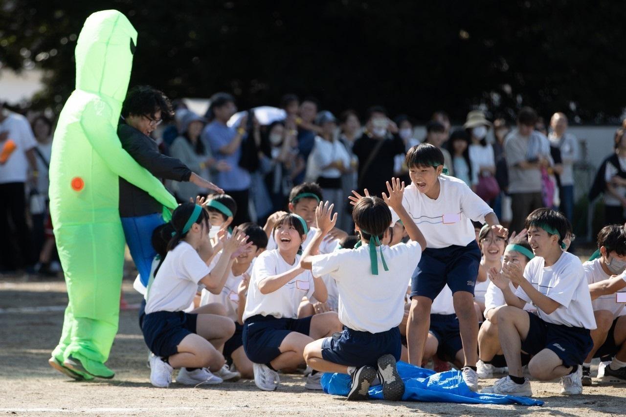 LINE_ALBUM_2学年競技（ボール運ぶの厳しいって、2年クラス対抗リレー）_241020_16