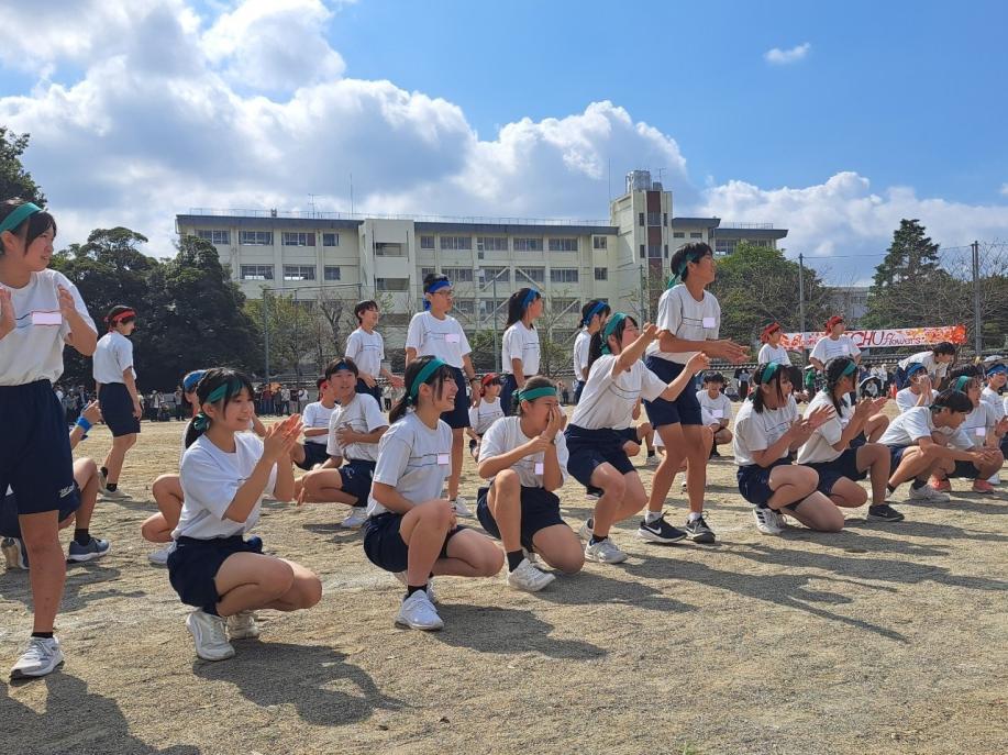 LINE_ALBUM_2学年競技（ボール運ぶの厳しいって、2年クラス対抗リレー）_241020_18