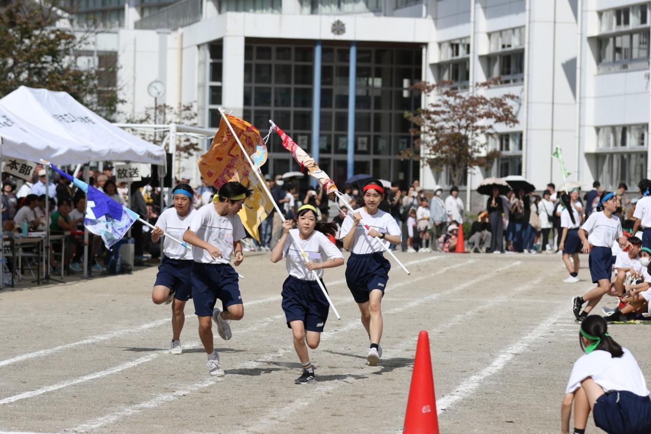LINE_ALBUM_3学年競技（二中の玉入れこしたんたん、3年クラス対抗リレー）_241020_9