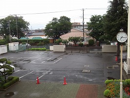 雨に濡れた駐車場