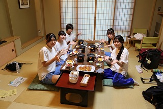 0530朝食の様子 (1) 0530朝食の様子 (1)