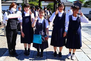 530京都市内班別活動出発 (3)