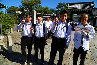 530京都市内班別活動出発 (25)