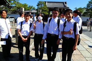 530京都市内班別活動出発 (7)