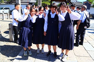 530京都市内班別活動出発 (13)