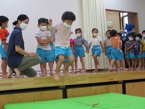 雨の日の遊びジャンプ (6)