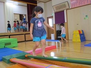 雨の日の遊び 平均台(9)