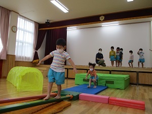 雨の日の遊び 平均台(12)