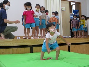 雨の日の遊びジャンプ (7)