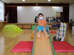 雨の日の遊び 滑り台(8)