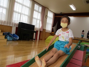 雨の日の遊び 滑り台(15)