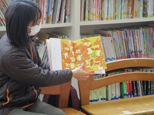 読み聞かせ(母 読み聞かせ(母