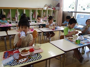 給食体験(もも組) 給食体験(もも組)