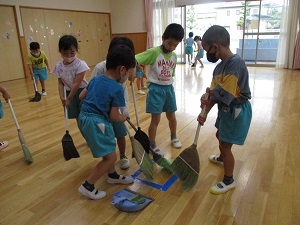 遊戯室お掃除 (1) 遊戯室お掃除 (1)