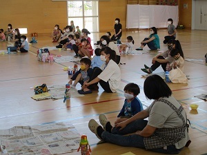 小学校の体育館にて
