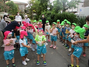 小学校にどんぐり拾い (1) 小学校にどんぐり拾い (1)