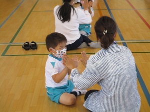 ママと手合わせ (2)