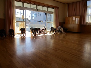 遊戯室雑巾がけ (1) 遊戯室雑巾がけ (1)