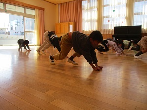 遊戯室雑巾がけ (2) 遊戯室雑巾がけ (2)