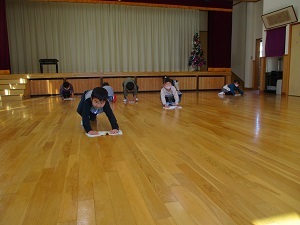 遊戯室雑巾がけ (5) 遊戯室雑巾がけ (5)