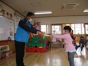 がんばりましたでしょうを受け取るもも組 (2) がんばりましたでしょうを受け取るもも組 (2)