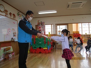 がんばりましたでしょうを受け取るもも組 (1) がんばりましたでしょうを受け取るもも組 (1)