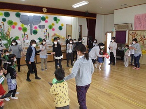 うちわで風船はさみリレー うちわで風船はさみリレー