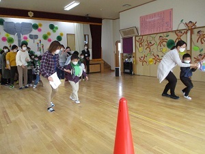うちわで風船はさみリレー (1) うちわで風船はさみリレー (1)