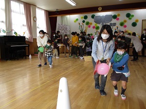 うちわで風船はさみリレー (2) うちわで風船はさみリレー (2)