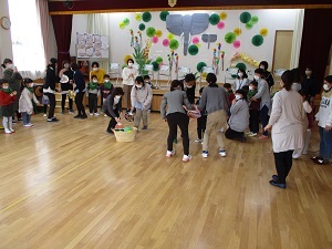 うちわで風船はさみリレー (3) うちわで風船はさみリレー (3)