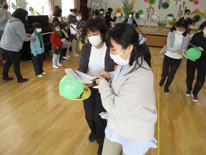 うちわで風船はさみリレー (4) うちわで風船はさみリレー (4)