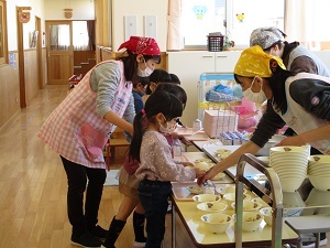 うめ組さんの配膳風景 (1) うめ組さんの配膳風景 (1)
