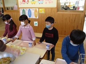 うめ組さんの配膳風景 (2) うめ組さんの配膳風景 (2)