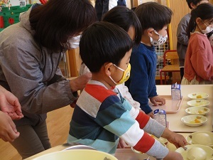 うめ組さんの配膳風景 (3) うめ組さんの配膳風景 (3)