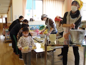 うめ組さんの配膳風景 (4) うめ組さんの配膳風景 (4)